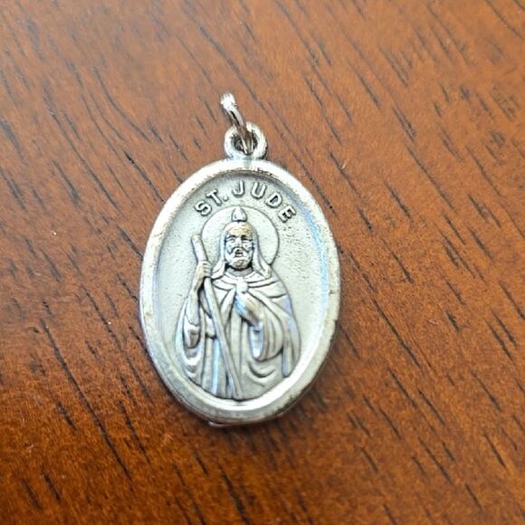 Vintage Jewelry - Silver Tone Oval St. Jude Pendant Medallion Jewelry Unisex Charm